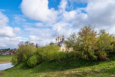 Yaşlı Suzdal. Nehir manzarası, kilise ve Rusya 'nın Suzdal kentindeki kıyı ahşap evleri. Suzdal en eski Rus kasabalarından biridir ve önemli bir turistik merkezdir..