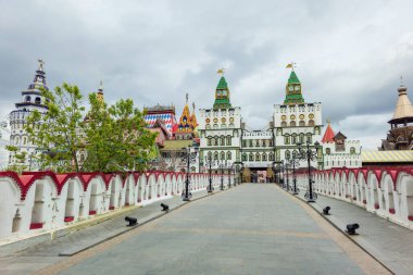 Moskova, Rusya - 06 Mayıs 2024: Izmailovsky Kremlin 'e giriş, Moskova' da bahar. Kremlin Kültür ve Eğlence Kompleksi İzmailovo 'da. Popüler turistik cazibe.