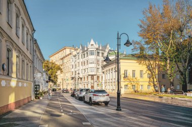 Moskova, Rusya - 27 Eylül 2023: Pyatnitskaya Caddesi, modern şehir hayatı. Tarihi evler ve malikaneler. Şehir trafiği. Güzel bir sonbahar günü.