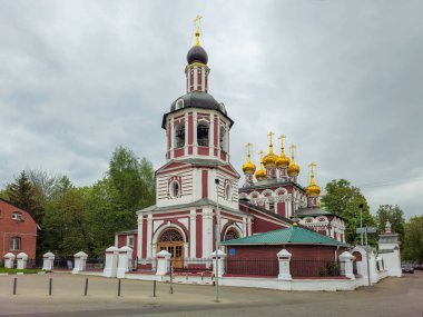 İzmaylovo 'daki İsa' nın Doğumu Kilisesi. Bahar bulutlu bir günde Izmailovo 'daki İsa' nın Doğuş Tapınağı. 