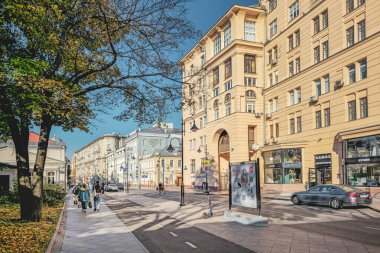 Moskova, Rusya - 27 Eylül 2023: Pyatnitskaya Caddesi, modern şehir hayatı. Tarihi evler ve malikaneler. Şehir trafiği. Güzel bir sonbahar günü.
