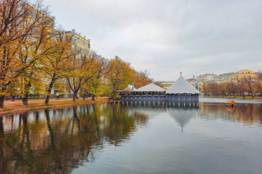 Moskova 'da Chistye Prudy' de sonbahar sakin bir akşam. Şehir hayatı konsepti. Rusya.