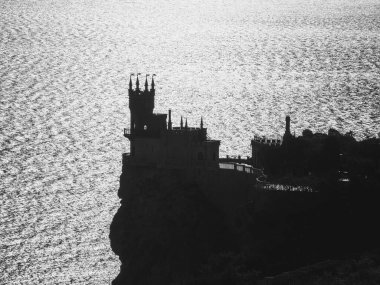 Kırım 'daki Kırlangıç Yuvası' nın siyah beyaz silueti, yatay görüş. 