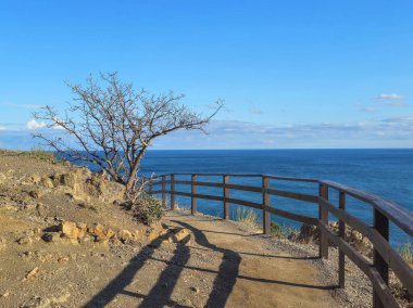 Uçurumun kenarındaki ahşap çit. Güzel sahil yolu ve Karadeniz manzarası. Golitsyn 'in izleri uçurumun kenarında Novy Svet, Kırım Yarımadası' nda..