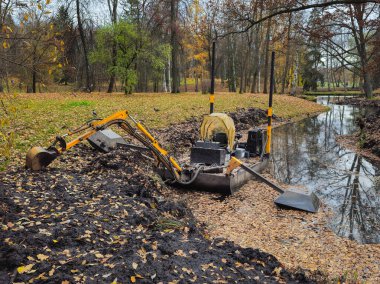 Sonbahar parkındaki depoları temizlemek için Dredger. Su arıtma teknolojisi. Çalışma platformu nehir kanallarının temizlenmesi ve rezervuarların dibi için kullanılır..