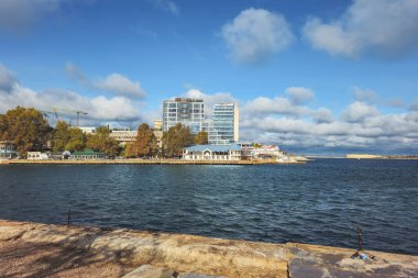 Sivastopol, Kırım, Rusya - 19 Ekim 2024: Amiral Pereleshin Embankment, Sivastopol. Khrustalny Burnu ve Sivastopol Kahraman Şehri 'nin dikili taşı.