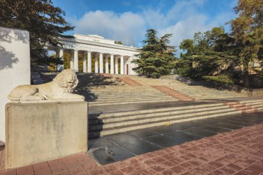 - Rusya. Kırım. Sivastopol - 19 Ekim 2024: Sivastopol şehrindeki tarih ve mimari anıt - Grafskaya iskelesi, Amiral Nakhimov Meydanı 'nda yer almaktadır..