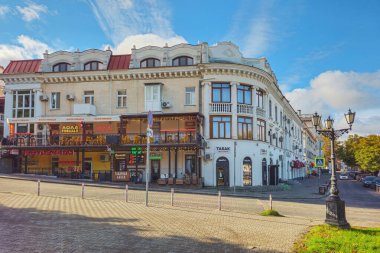 Sivastopol, Kırım, Rusya - 19 Ekim 2024: Aivazovsky sokağı Sivastopol, Kırım. Şehrin eski caddesi. Gerçek bir şehir hayatı. Güzel bir sonbahar günü.