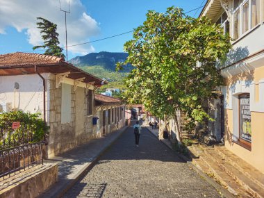 Gurzuf, Kırım - 17 Ekim 2024: Gurzuf, şehrin eski sokağı. Gurzuf sokaklarında yürüyen turistler. Gerçek bir şehir hayatı. Güzel bir sonbahar günü.