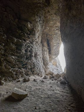 Mağaradaki beyaz ışık, zindandan çıkış mağaranın sonundaki ışık. Novy Svet 'in mağarasından. Kırım Yarımadası. Dikey görünüm.