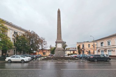 Simferopol, Kırım - 19 Ekim 2024: Simferopol 'deki Dolgorukovsky Obelisk, yağmurlu sonbahar günlerinde şehir merkezi.