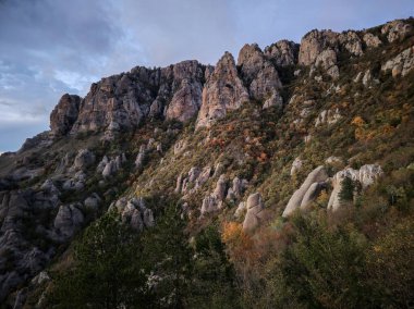 Şafakta dağılan eski dağlar. Kırım Yarımadası 'nın güneyindeki dağlar. Tepelerde zirve patlamaları, jeolojik süreçlerin antikaları. 