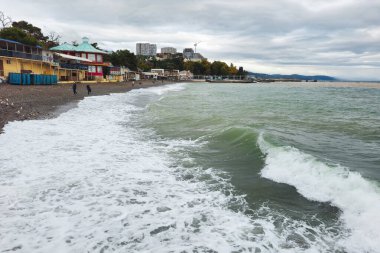 Alushta, Kırım - 16 Ekim 2024: çakıl taşı plajı ve fırtınalı bir deniz. Tatil köyünde sonbahar ve kış mevsimi. Gerçek şehir hayatı.