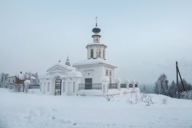 Cherdyn 'in Spasskaya Şapeli. Kış alacakaranlığında Beyaz Kilise. Rusya 'nın Cherdyn şehrinin tarihi merkezi, kışın ortasında..