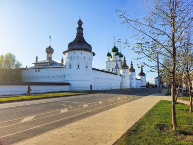 Büyük Kremlin Rostov 'da güneşli bir bahar. Varsayım Katedrali ve Diriliş Kilisesi manzarası. Antik Rostov kasabası Büyük Yaroslavl oblast, Rusya.