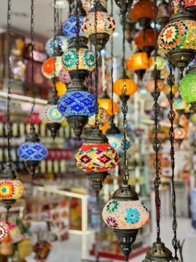 Dubai 'de satılık Türk dekoratif lambaları. Dikey görünüm.
