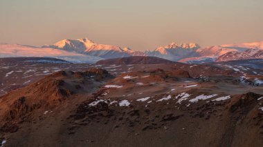 Tepelerde kar, ıssız dağ yamaçlarında. Tipik Altai ve Moğolistan manzaraları. Panoramik görünüm.