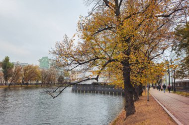 Moskova, Rusya - 11 Ekim 2024: Moskova 'da Chistye Prudy' de sakin bir sonbahar akşamı. Meydanda yürüyen insanlar. Şehir hayatı konsepti. Rusya.