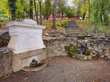 - Rusya. Kırım. Simferopol - 19 Ekim 2024: Simferopol 'deki Savopulo Kaynağı. Şehir peyzaj parkı. Simferopol 'deki Central Park Kültür ve Eğlence Parkı' nda bir pınar.