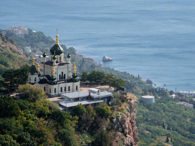 Denize bakan bir yamaçtaki kilise. İsa 'nın Foros' taki Dirilişi Kilisesi. Kayalıklardaki kilise. Kırım Yarımadası.