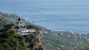 Kayalıklardaki kilise. İsa 'nın Foros' taki Dirilişi Kilisesi 'nin panoramik görüntüsü. Kırım Yarımadası.