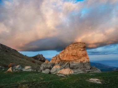 Kırım 'ın doğası. Bu Kırım dağlarında renkli bir zirve. Sfenks kayası batan güneşle aydınlanır, Demerdzhi..
