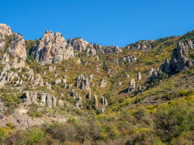 Vadisi, kayaları ve mavi gökyüzü olan dağ manzarası, doğal seyahat geçmişi. Sonbaharda Hayaletler Vadisi. Kırım Yarımadası.