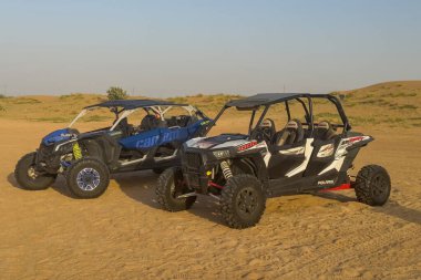 Dubai, BAE - 29 Mayıs 2024: Kiralık Otomobiller Çölde. Dubai 'de safari macera turu için fayton..