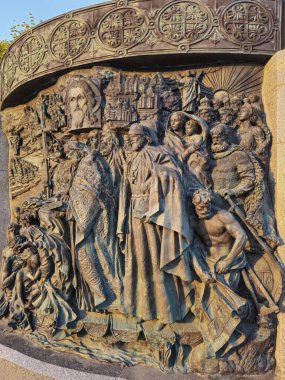 Moskova, Rusya - 11 Ekim 2024: Kremlin yakınlarındaki Borovitskaya Meydanı 'nda Prens Vladimir Anıtı. Havarilere Eşit Kutsal Hayat 'tan sahneler Prens Vladimir Svyatoslavic