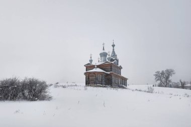 Eski ahşap kilisesi olan karlı bir tepe. Perma bölgesi, Cherdyn. Peygamber Elijah Kilisesi. Rusya 'nın kışın iç kesimlerinde.