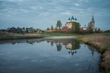 Sabahın erken saatlerinde antik manastıra bakan muhteşem bir manzara. Dunilovo köyünün manzarası. İvanovo Bölgesi, İlan Manastırı. Rusya 'nın Altın Yüzüğü