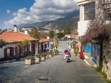 Kasım. Türkiye, 16 Şubat 2025, sokakta motosikletli. Kas 'ın eski kasabasında butik dükkanları var. Kas Town Türkiye 'de popüler bir turizm merkezidir. Kış Zamanı.