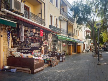 Kasım. Türkiye, 16 Şubat 2025, Kas 'ın eski butik dükkanları olan caddesi manzaralı. Kas Town Türkiye 'de popüler bir turizm merkezidir. Kış Zamanı.