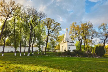 Nikolo-Ugreshsky manastırındaki kilise. Moskova 'nın Dzerzhinsky banliyösündeki St. Nicholas Meydanı' nda yer almaktadır. Güneşli bahar günü. 