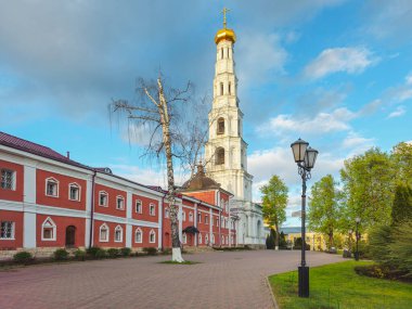 Nikolo-Ugresh manastırı. Moskova 'nın Dzerzhinsky banliyösündeki St. Nicholas Meydanı' nda yer almaktadır. İlkbahar.