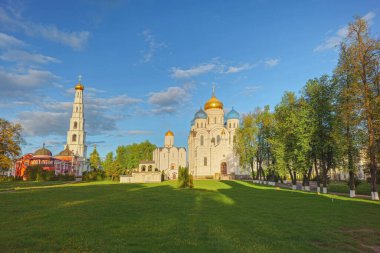 Nikolo-Ugreshsky Manastırı bahar manzarası, Moskova Bölgesi, Rusya. Mavi gökyüzü ve güneşli bahar havası