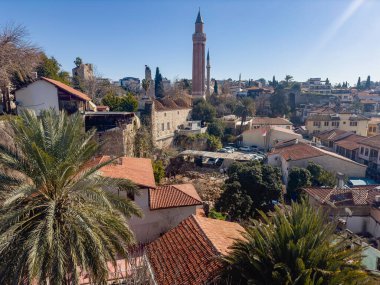 Türkiye 'nin eski Antalya kentindeki cami manzarası. Yivli Minaret. Türkiye 'deki cami, Antalya kentinin sembolü.