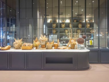 Belek.Türkiye, 22 Şubat 2025, akşam lüks bir otel restoranının iç çekimleri. Türkiye 'deki mimari binaların güzelliği. Azami Kraliyet Tatil Köyü.