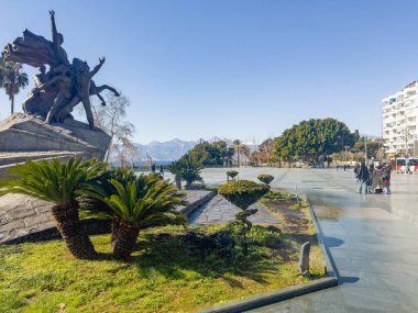 Antalya. Türkiye, 22 Şubat 2025, Antalya Cumhuriyet Meydanı. Antalya 'da Mustafa Kemal' in Anıtı, kış zamanı.