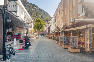 Kasım. Türkiye, 16 Şubat 2025, Kas 'ın eski butik dükkanları olan caddesi manzaralı. Kas Town Türkiye 'de popüler bir turizm merkezidir. Kış Zamanı.