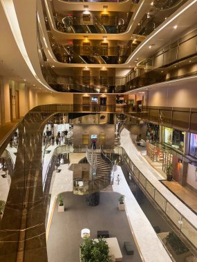 Belek.Türkiye, 22 Şubat 2025; Türkiye 'deki mimari binaların güzelliği. Akşamları lüks bir otel lobisinin iç çekimleri. Azami Kraliyet Tatil Köyü