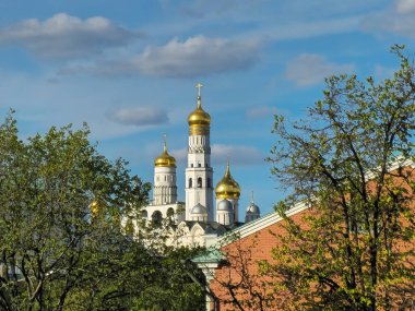 Moskova 'daki Büyük İvan' ın çan kulesi. Arka plandaki ilkbahara karşı mistik Hıristiyan Kilisesi