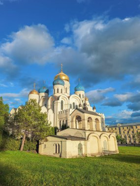 Nikolo-Ugreshsky Manastırı 'nın dikey görünümü, Moskova Bölgesi, Rusya. Mavi gökyüzü ve güneşli bahar havası.
