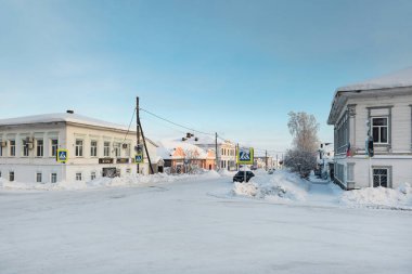 Perm Region, Cherdyn, Rusya - Ocak, 06, 2024: Antik Cherdyn kentindeki yolların kesiştiği sert Rus kışları. Karla kaplı bir köyde kış yolu, şiddetli don, kar sisi.