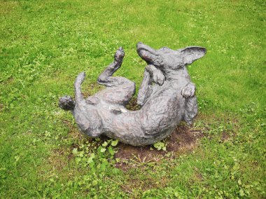 Moskova, Rusya - Mayıs, 06, 2024: Moskova Devlet Enstitüsü 'nün Botanik Bahçesi, Apothecary Bahçesi' ndeki çimlerde hoplayıp zıplayan köpek heykeli. İlkbahar.