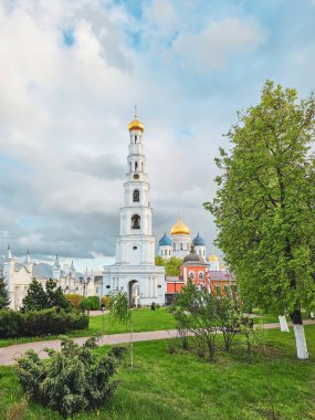 Dzerzhinsky 'deki Nikolo-Ugreshsky manastırı çan kulesinin bahar manzarası. Moskova. Mavi gökyüzü ve güneşli bahar havası. Dikey görünüm.