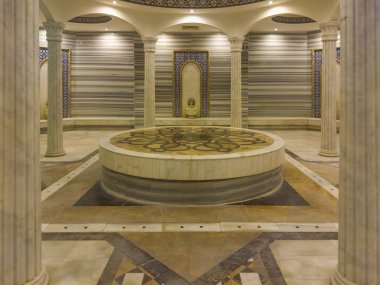 Belek.Türkiye, 21 Şubat 2025; Modern bej mermer Türk hamamı. Bej renkli lüks bir otelde masaj odası.. 