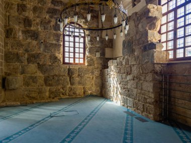 Antalya. Türkiye, 22 Şubat 2025; Cami içi ve insanlar camide namaz kılıyor. Antalya 'daki Mevlevi Manastırı, Dervişler Evi. Mevlevi Manastırının İçi. 