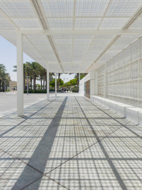 Abu Dabi, Birleşik Arap Emirlikleri - 30 Mayıs 2024: Güneşli bir günde modern Louvre Müzesi 'nin dış girişine dikey bakış.