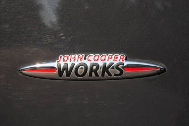 Saint-Petersburg, Rusya - 8 Haziran 2023: Mini John Cooper araba ambleminde çalışıyor. Kapat.